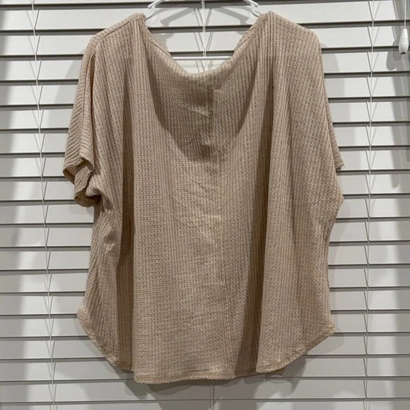 🌸3/$15🌸 Eddie Bauer Beige V-Neck Top - Picture 4 of 4